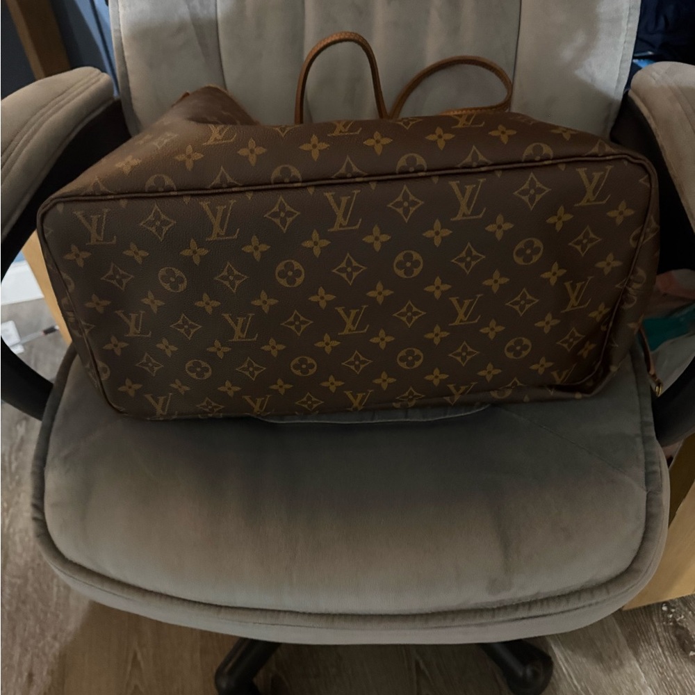 Louis Vuitton Classic Monogram Tote - Picture 7 of 11